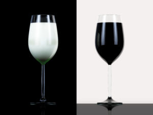 ２つの異なるグラスの写真